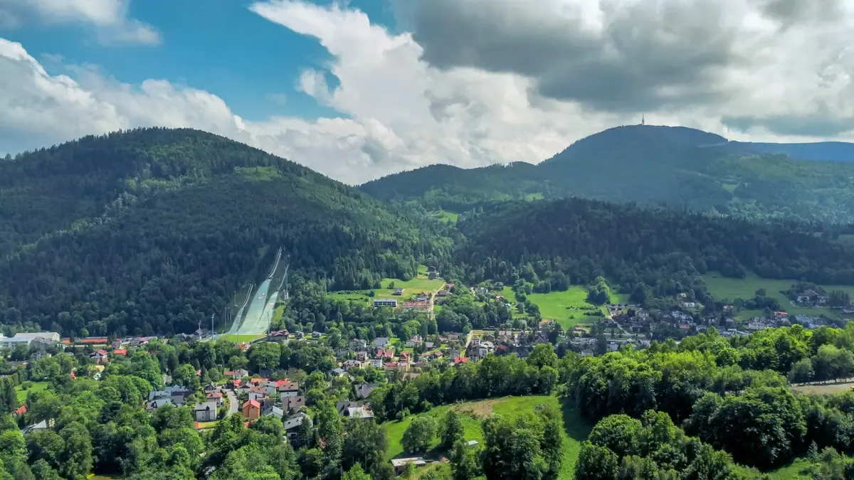 Panorama Szczyrku latem ze skocznią Skalite i Skrzycznem, Beskid Śląski