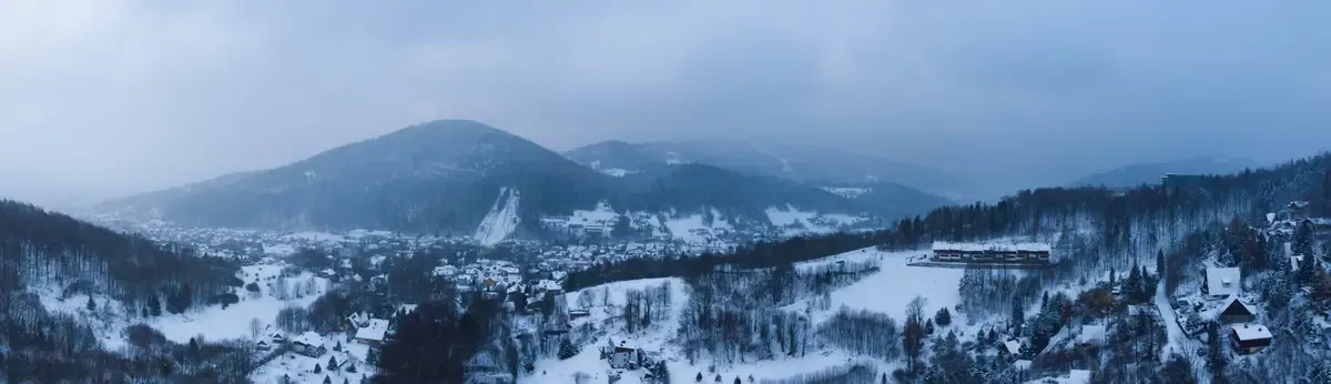 Zimowa panorama Szczyrku ze stokami narciarskimi, Beskid Śląski