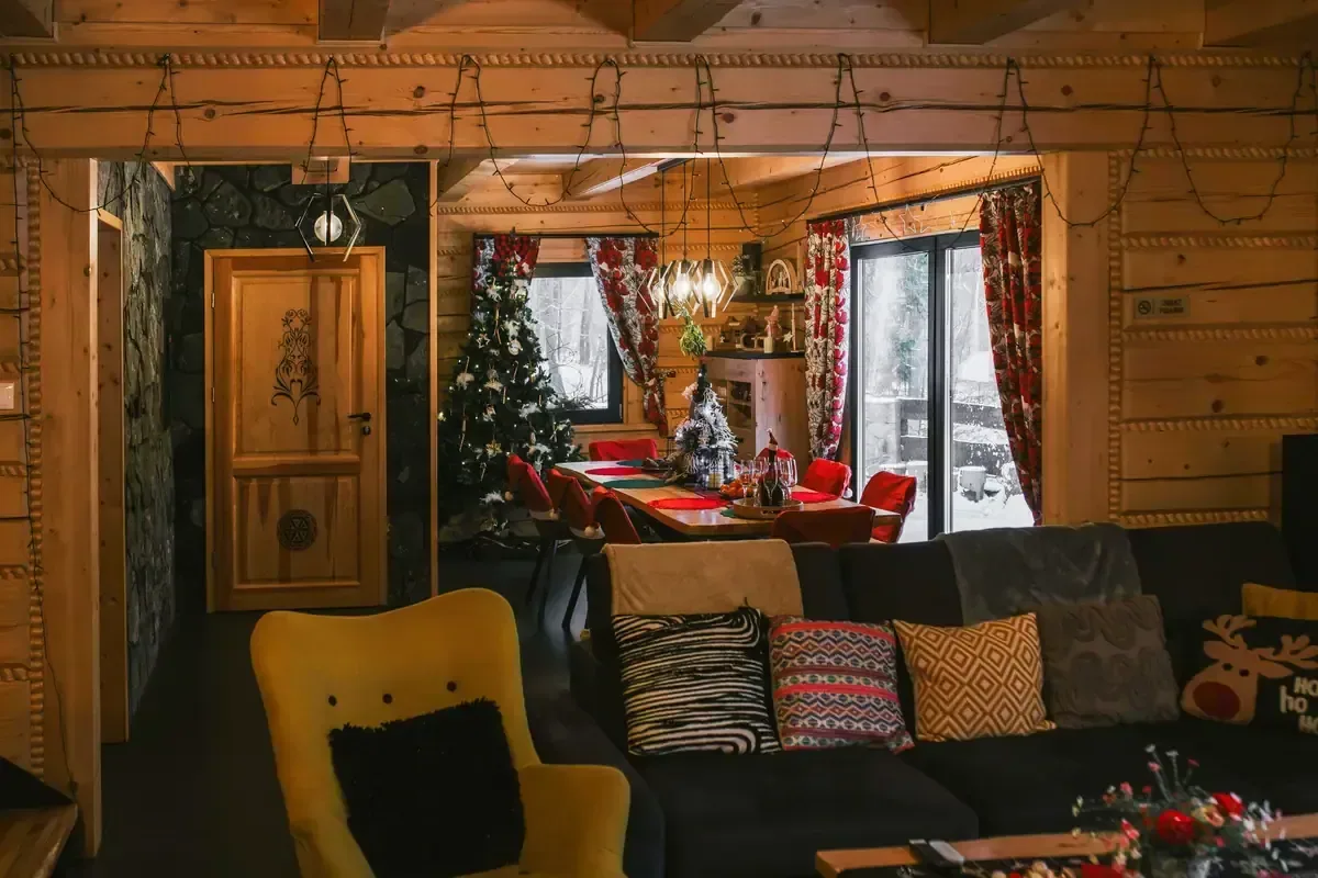 Otwarty salon z jadalnią i choinką, drewniany domek w Szczyrku
