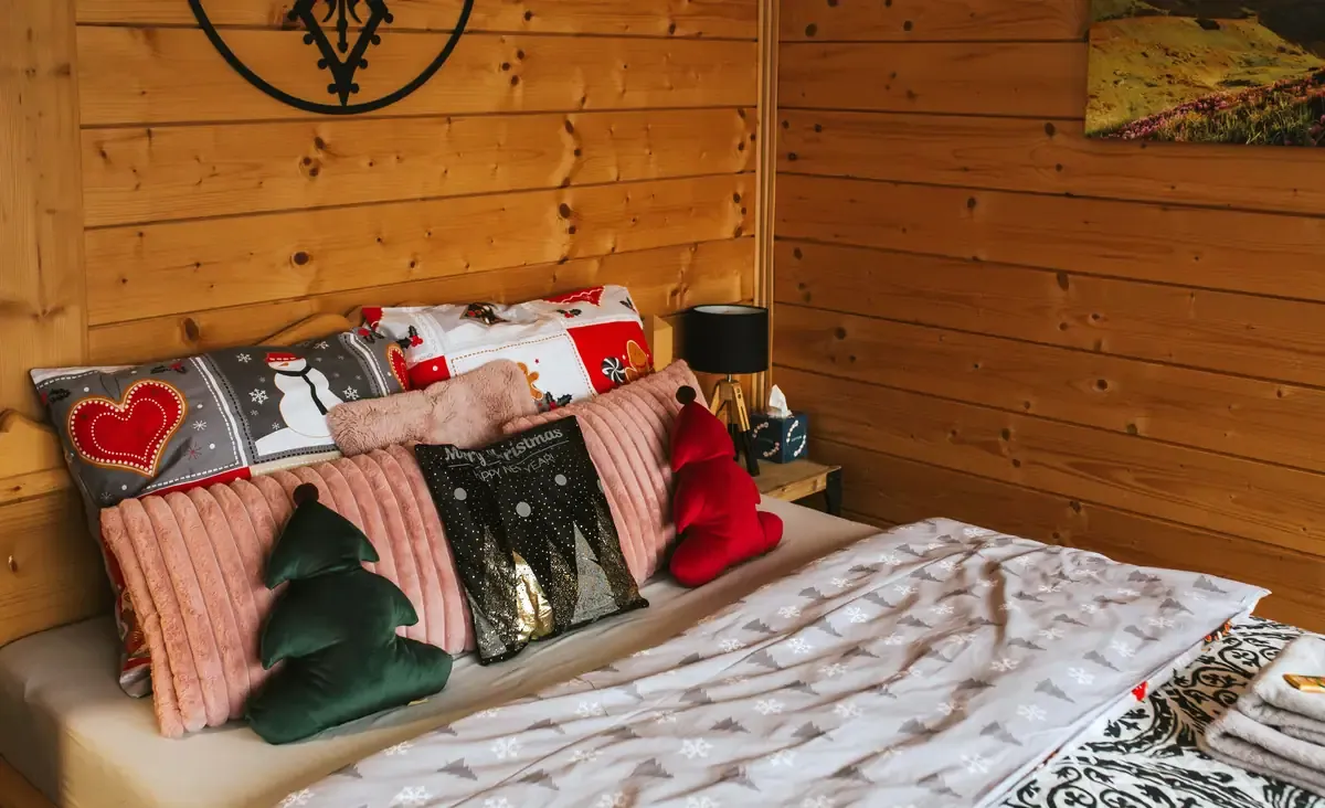 Sypialnia z łóżkiem dwuosobowym i świąteczną pościelą, domek w Szczyrku