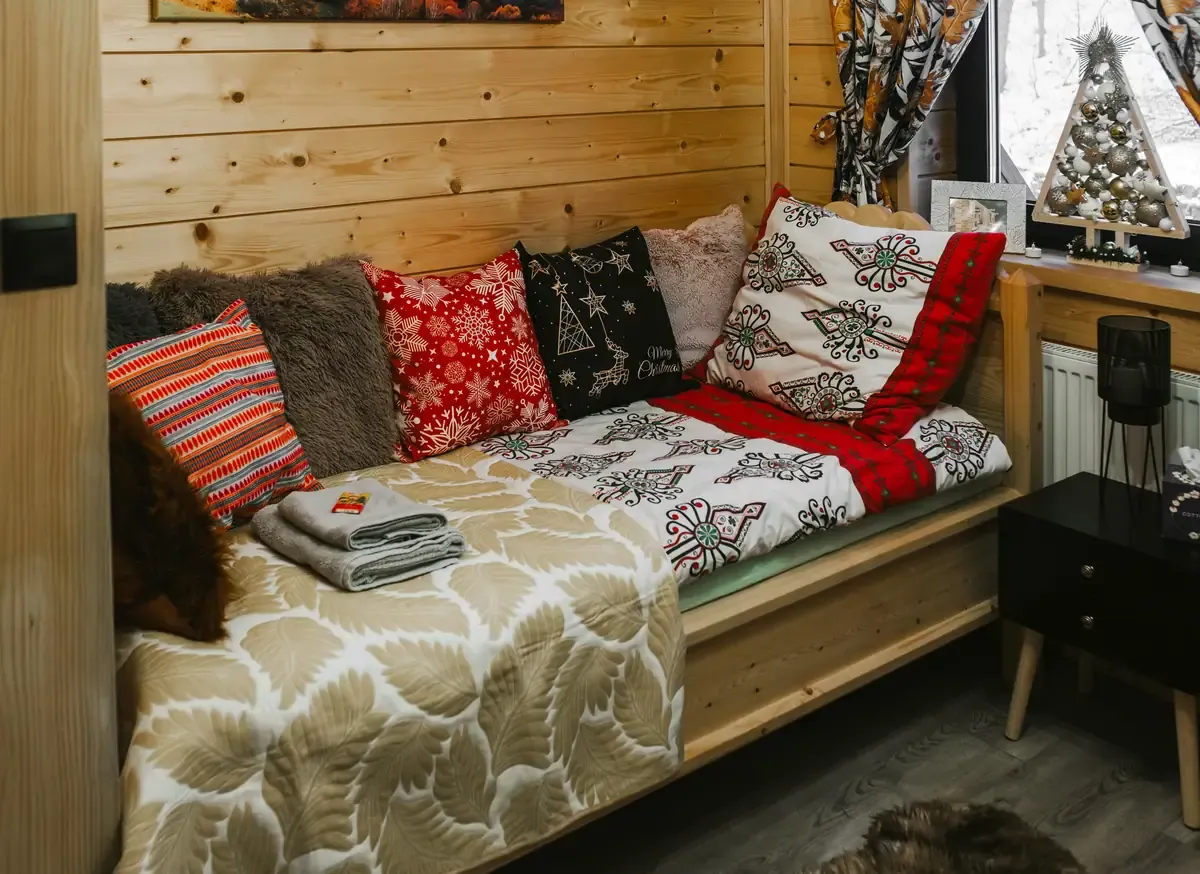 Miejsce do wypoczynku z poduszkami w sypialni, domek góralski w Szczyrku