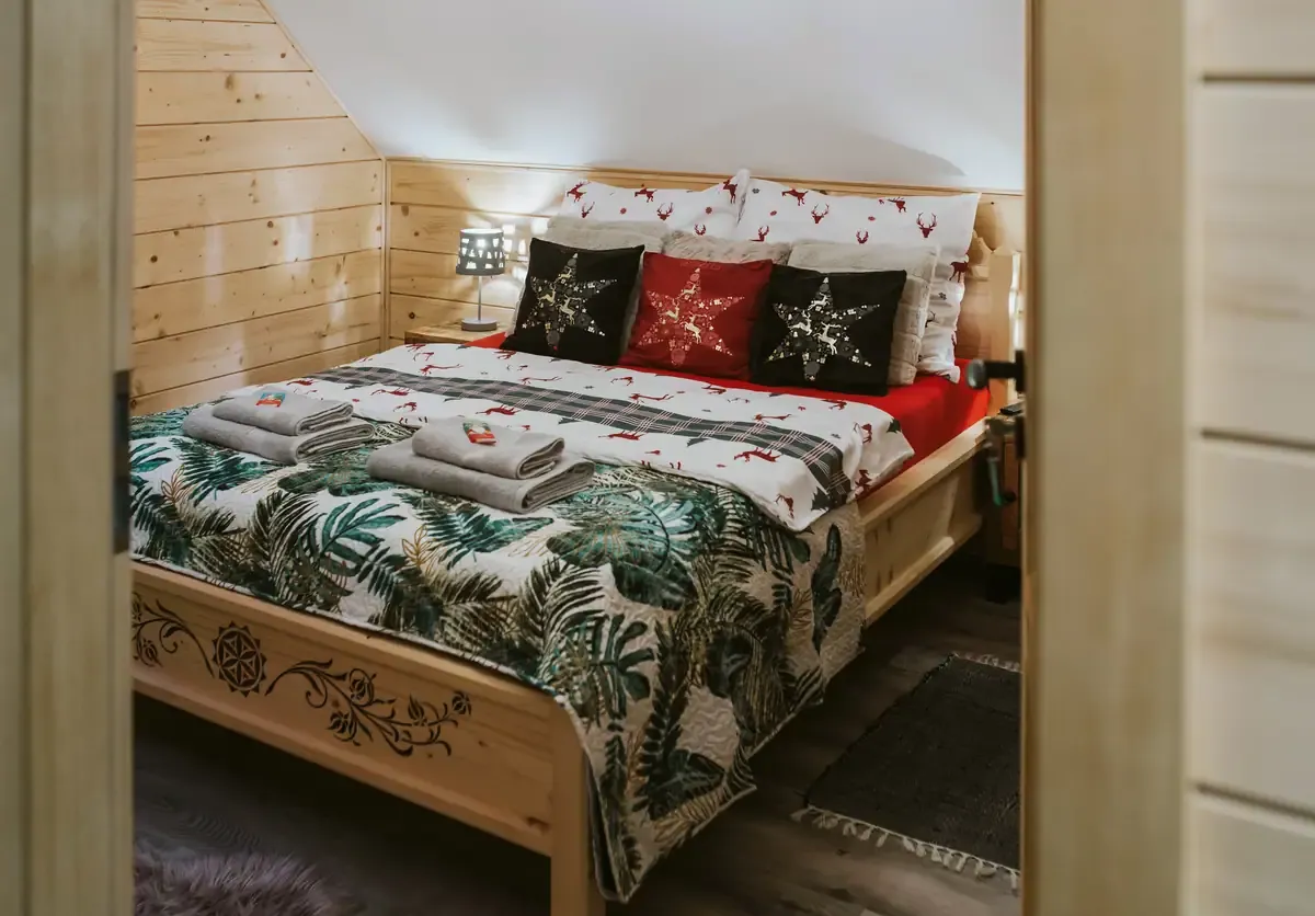 Sypialnia z dwuosobowym łóżkiem na poddaszu, domek w Szczyrku