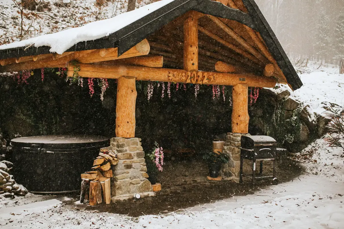 Zadaszona strefa SPA z balią i grillem zimą, Chata na Skarpie w Szczyrku