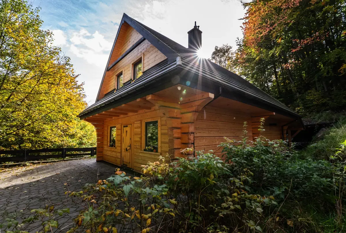 Drewniany domek w Szczyrku jesienią w otoczeniu lasu