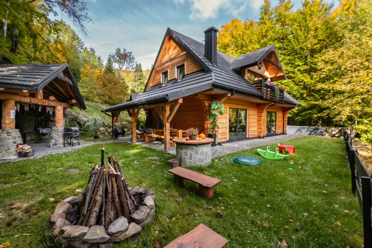 Ogród domku z ogniskiem i wiatą grillową, Beskid Śląski, Szczyrk