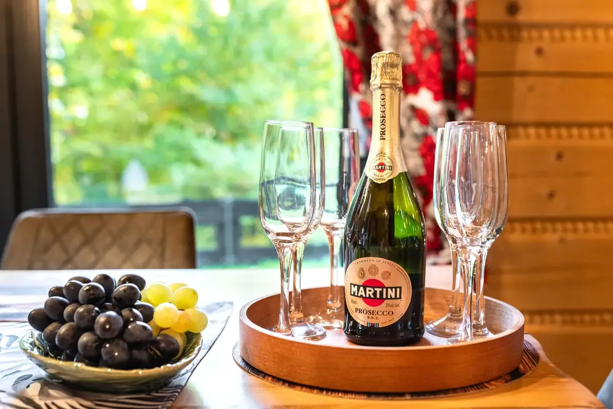 Powitalny poczęstunek z prosecco i winogronami dla gości domku w Szczyrku