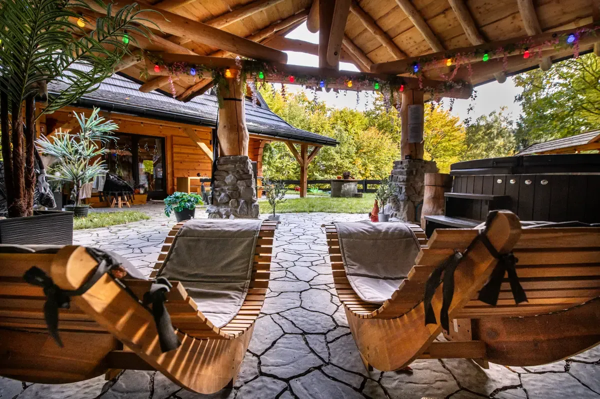 Zadaszony taras z leżakami i balią, prywatne SPA domku w Szczyrku