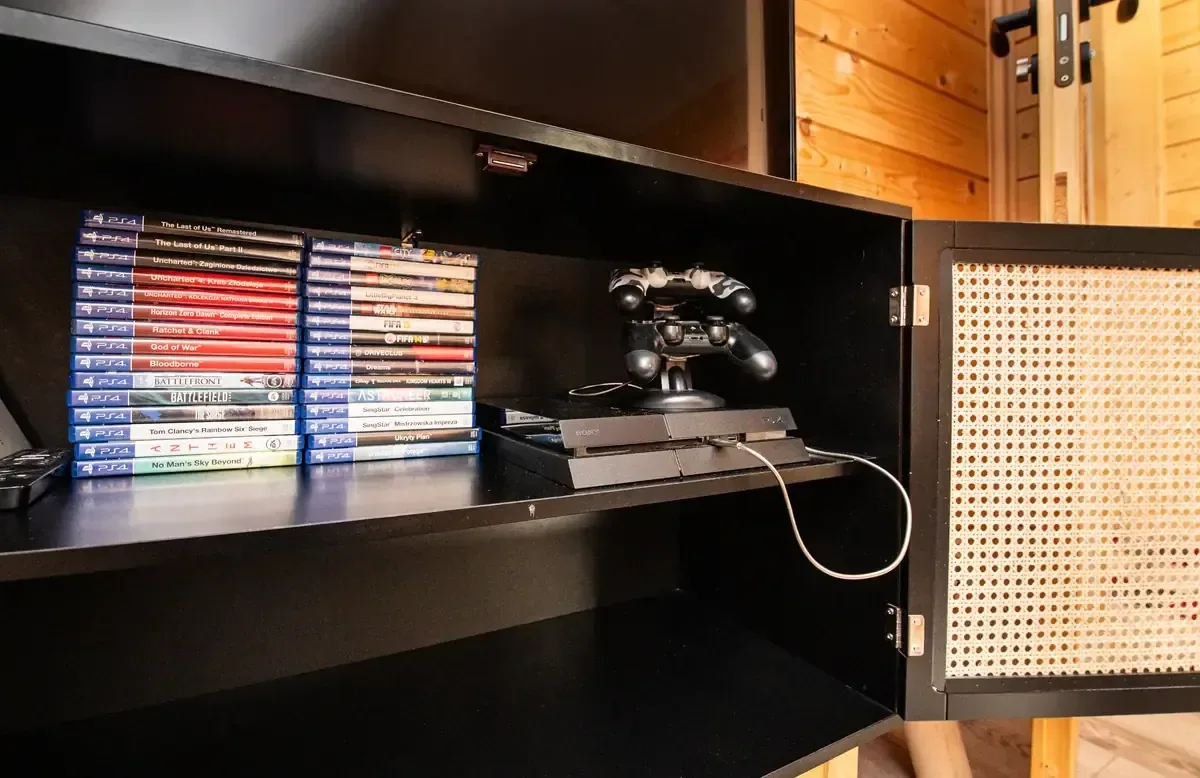 Konsola PS4 z grami dla gości Chaty na Skarpie w Szczyrku