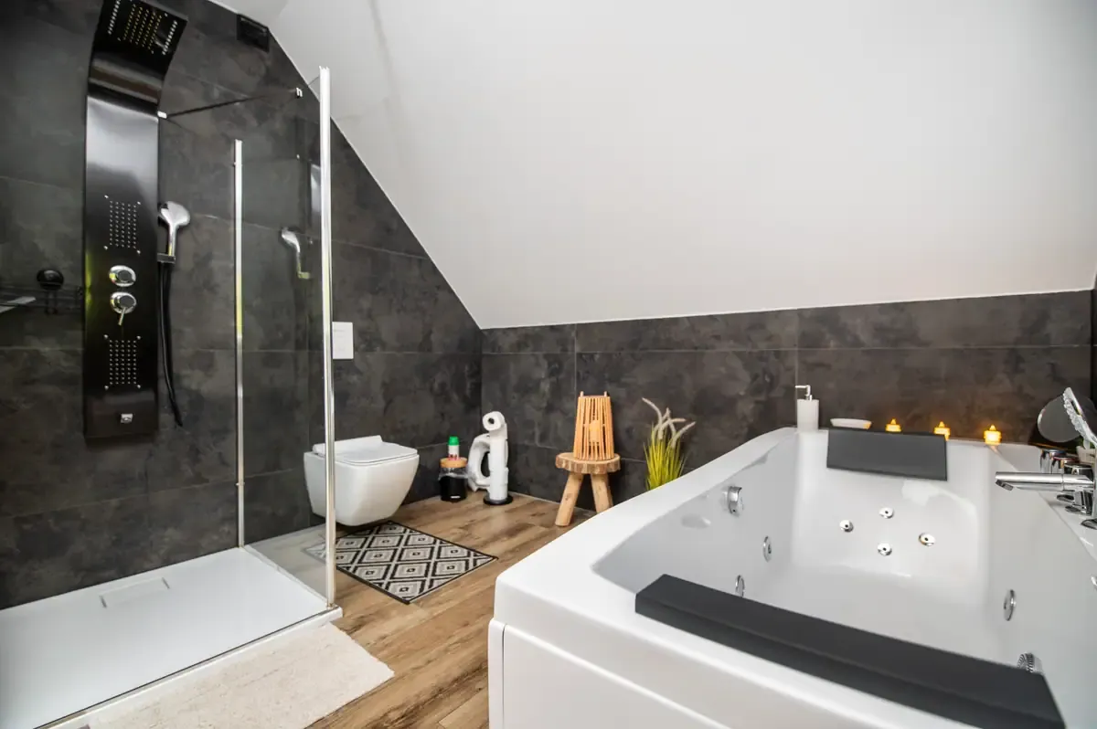 Łazienka z wanną z hydromasażem (jacuzzi), Chata na Skarpie w Szczyrku