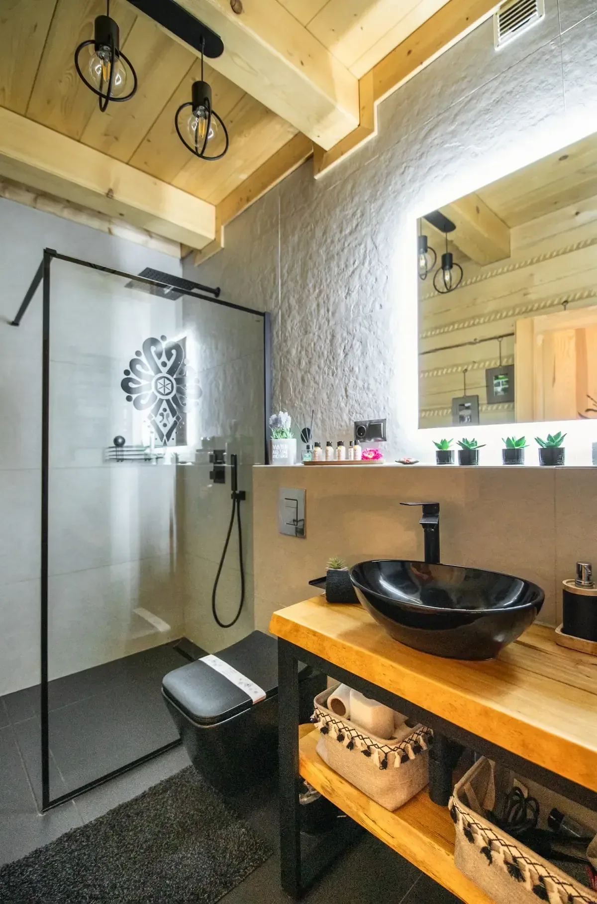 Łazienka z prysznicem walk-in i czarną umywalką, domek w Szczyrku