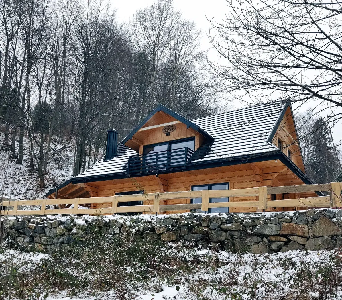 Drewniany domek Chata na Skarpie zimą, widok od frontu, Szczyrk